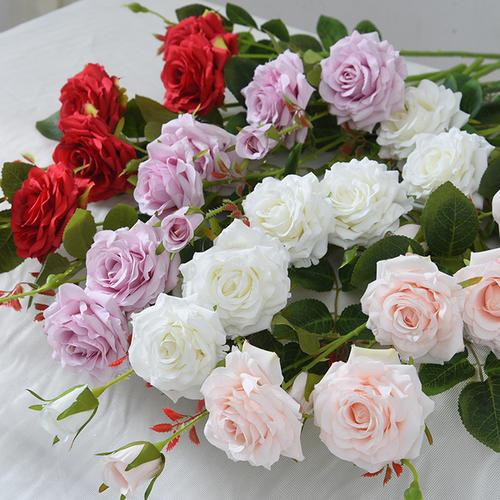 How to arrange roses in a vase