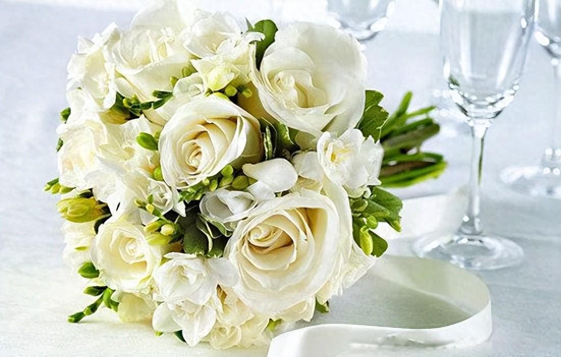 What does white roses mean to a woman