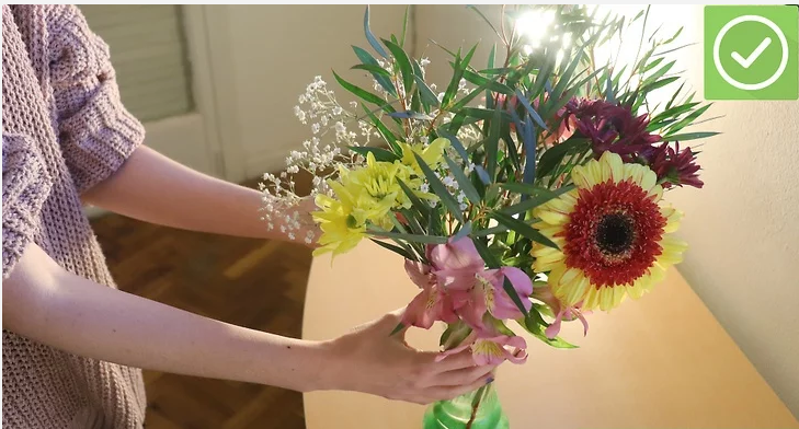 How to arrange roses in vase