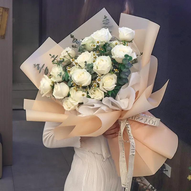 What's the meaning of white roses